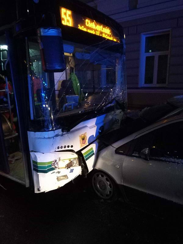 Dopravní nehoda autobusu.