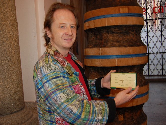 Marcel Fišer na snímku s jedním darovaným exponátem.