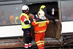 Na složky záchranného systému z obou stran hranice čekal nelehký úkol. Autobus v příkopě byl plný naříkajících lidí, osobní auto se čtyřmi cestujícími na střeše a z automobilové cisterny unikala kyselina. 