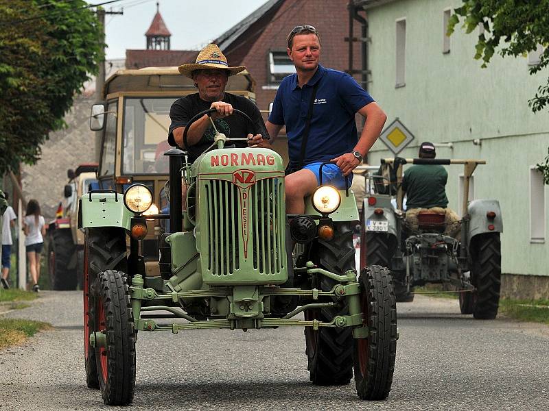 ORGANIZÁTORY SRAZU TRAKTORŮ ve Skalné potěšila účast německých přátel s jejich stroji. 