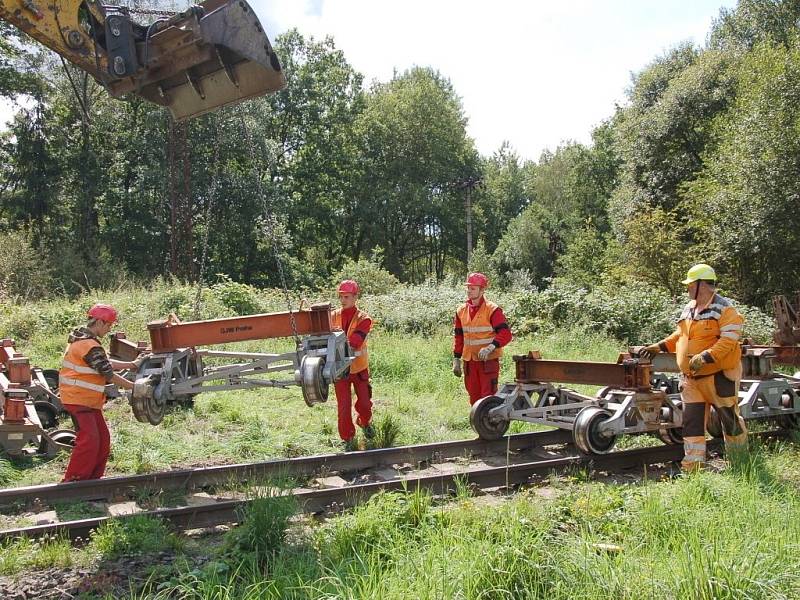 PRÁCE NA POSLEDNÍ ČÁSTI třetího tranzitního koridoru na trati Cheb Cheb státní hranice jsou v plném proudu. Stavebníci právě nyní připravují okolí kolem trati pro novou etapu. 