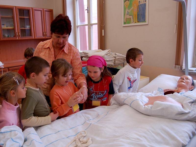 Návštěva dětí z mateřské školky Pohádka v chebské střední zdravotnické škole