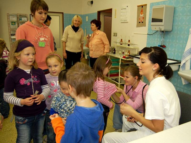 Návštěva dětí z mateřské školky Pohádka v chebské střední zdravotnické škole