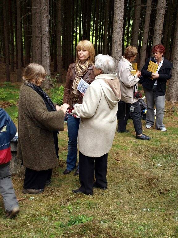 Žáci drmoulské školy se setkali s členy ekumenické organizace Aktion Sühnezeichen Friedenste (ASF) Berlín. Školáci si prohlédli židovský hřbitov v Drmoulu a odcházeli bohatší o informace o judaismu.