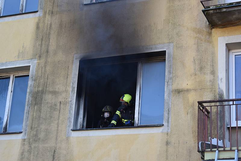 Hasiči zkoušeli Cobru v hořícím panelovém domě, který jim poskytlo město Cheb