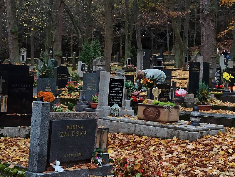 Žádné velké návaly se nekonaly o víkendu na hlavním karlovarském hřbitově v Drahovicích. Důvodem je pandemie. Zatímco v minulosti proudily na hřbitov davy lidí a nebylo zde téměř kde zaparkovat, letos byl poslední předdušičkový víkend velmi poklidný.
