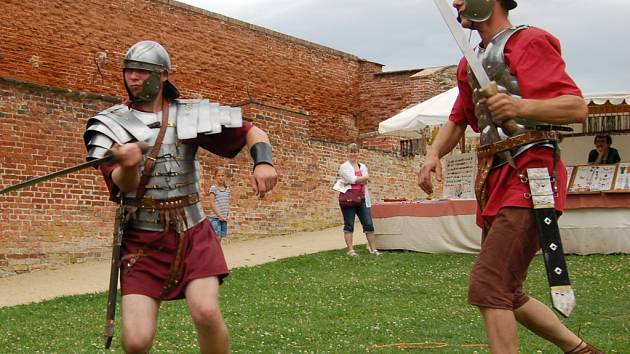 Chebský hrad o víkendu obsadila skupinka římských vojáků XIII. římské legie Gemina Augusta.