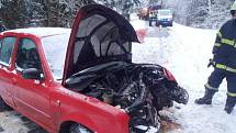 K nehodě jednoho osobního auta vyjížděli hasiči ze stanice Kraslice a dobrovolní hasiči z Lubů. Na silnici pokryté sněhem z Kraslic na Luby narazilo osobní auto do betonového sloupu, který po nárazu spadl. Naštěstí spadl těsně mimo vozidlo. 