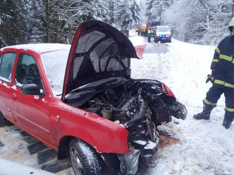 K nehodě jednoho osobního auta vyjížděli hasiči ze stanice Kraslice a dobrovolní hasiči z Lubů. Na silnici pokryté sněhem z Kraslic na Luby narazilo osobní auto do betonového sloupu, který po nárazu spadl. Naštěstí spadl těsně mimo vozidlo. 