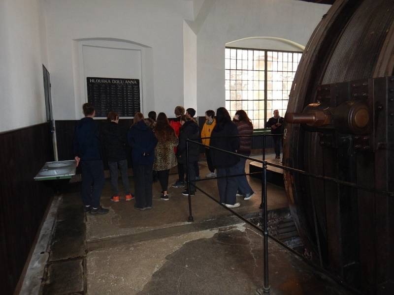 Žáci ze základní školy ve Skalné, se vydali prozkoumat podzemní zásobník plynu.