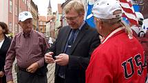 Robert Crooker, Fremont Gruss, Richard Pieper, Harry Gilbert, Robert Evans a Clifton Howard. Těchto šest amerických veteránů 97. pěší divize navštívilo Cheb. Do města, které před pětašedesáti lety osvobodili, se přijeli podívat po pěti letech. 