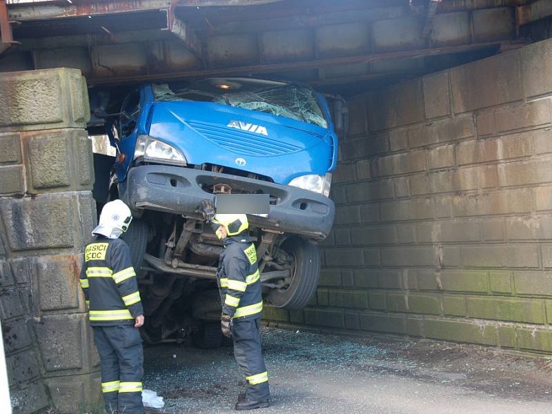 Nepříjemné překvapení čekalo včera na řidiče nákladního vozidla při projíždění pod železničním viaduktem v Nebanicích na Chebsku. Šofér si totiž neuvědomil, že na korbě veze bagr, který je příliš vysoký na to, aby pod viaduktem projel. 