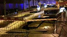 V chebské ulici Lidická se v noci z pátka na sobotu propadla část vozovky. V kráteru uvízlo auto taxislužby. 
