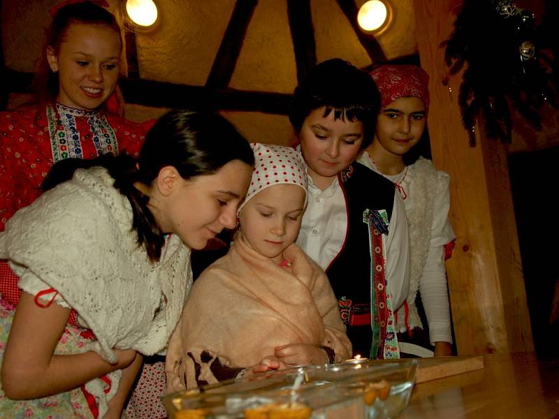 Vystoupení folklorního souboru Marjánek přitáhlo řadu návštěvníků na hrad Seeberg v Ostrohu.