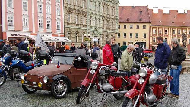 Motocykly Jawa na chebském náměstí