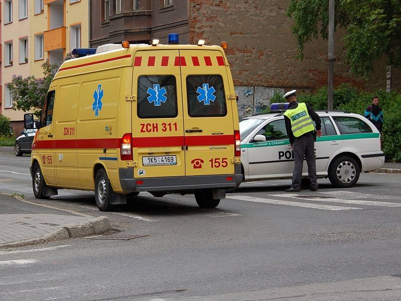 Dopravní nehoda chodce a osobního automobilu u křižovatky Evropské a Valdštejnovo ulice v Chebu