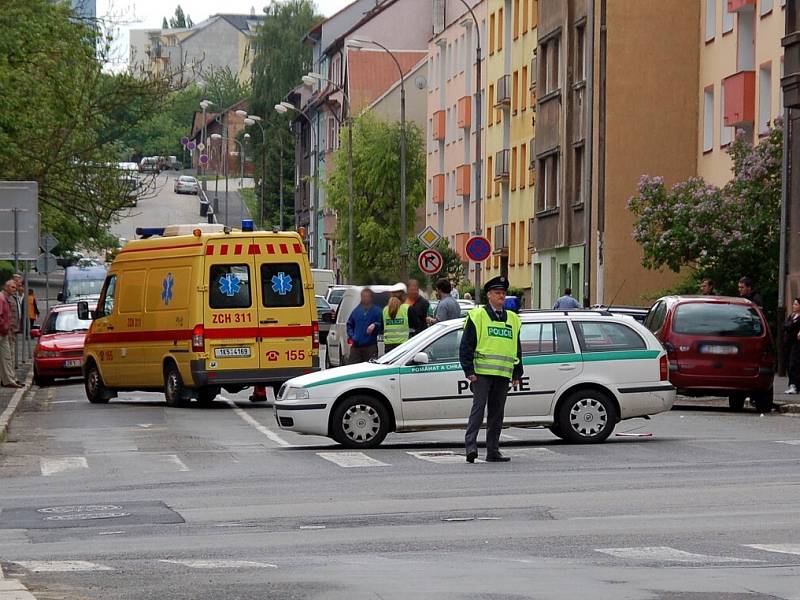 Dopravní nehoda chodce a osobního automobilu u křižovatky Evropské a Valdštejnovo ulice v Chebu