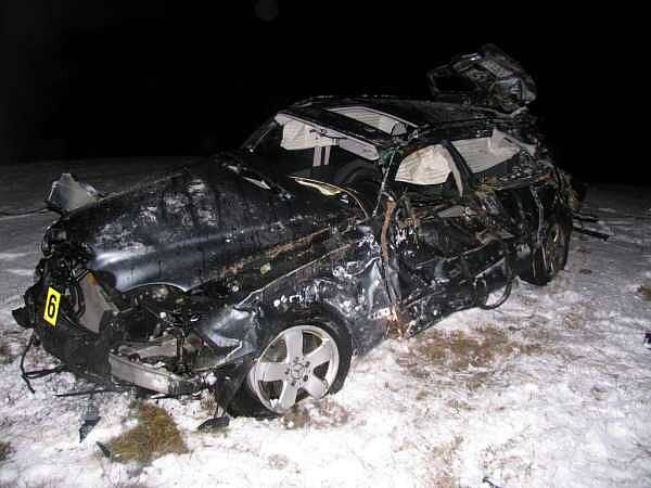 Devatenáctiletý řidič Mercedesu Benz nepřizpůsobil rychlost jízdy stavu a povaze vozovky. Při nehodě se několikrát jeho vozidlo převrátilo. Muž utrpěl těžká poranění