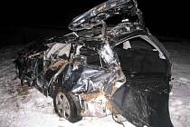 Devatenáctiletý řidič Mercedesu Benz nepřizpůsobil rychlost jízdy stavu a povaze vozovky. Při nehodě se několikrát jeho vozidlo převrátilo. Muž utrpěl těžká poranění