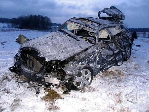 Devatenáctiletý řidič Mercedesu Benz nepřizpůsobil rychlost jízdy stavu a povaze vozovky. Při nehodě se několikrát jeho vozidlo převrátilo. Muž utrpěl těžká poranění