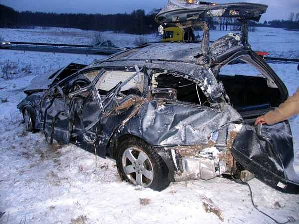 Devatenáctiletý řidič Mercedesu Benz nepřizpůsobil rychlost jízdy stavu a povaze vozovky. Při nehodě se několikrát jeho vozidlo převrátilo. Muž utrpěl těžká poranění