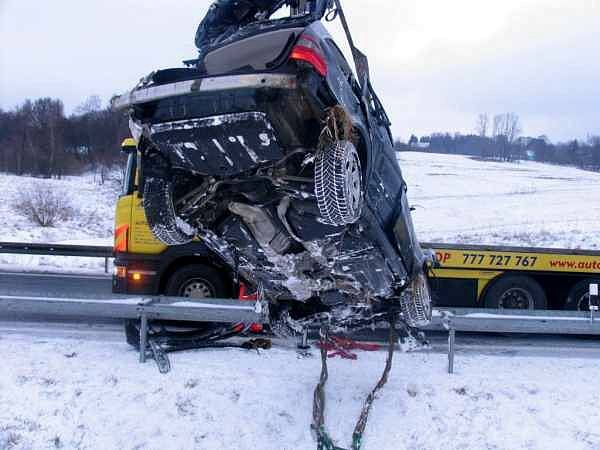 Devatenáctiletý řidič Mercedesu Benz nepřizpůsobil rychlost jízdy stavu a povaze vozovky. Při nehodě se několikrát jeho vozidlo převrátilo. Muž utrpěl těžká poranění