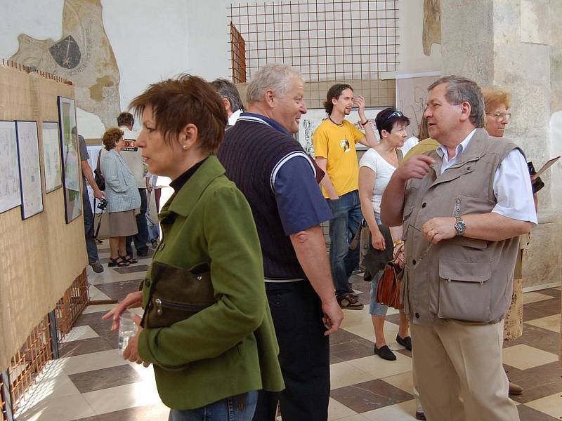 V sobotu odpoledne se v chebském kostele sv. Bartoloměje uskutečnila vernisáž obrazů tří generací rodiny Vystydových.