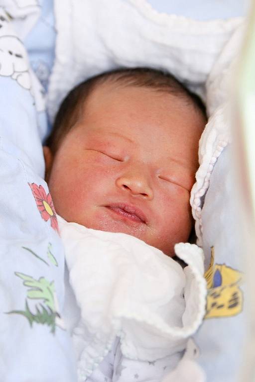 GIA HUY NGUYEN se poprvé rozkřičel v sobotu 2. ledna v 16.43 hodin. Při narození vážil 3 280 gramů a měřil 49 centimetrů. Z malého brášky se raduje doma v Chebu sestřička Minh Trang, maminka Tho a tatínek Luyen.