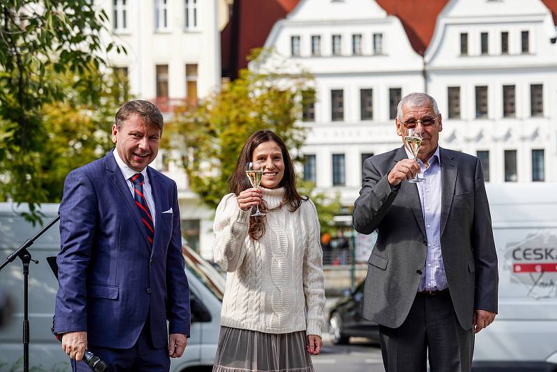 Rotary klub Karlovy Vary oslavil 30. výročí znovuzaložení karlovarského klubu slavnostním setkáním u Jezdecké sochy Karla IV..