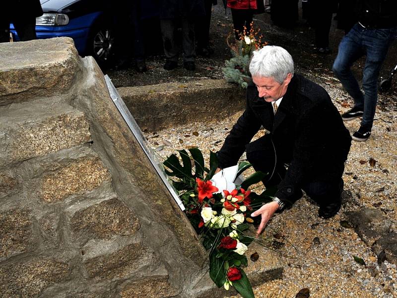 NOVOU PAMĚTNÍ desku evangelického hřbitova v Aši posvětili duchovní také z místního kostela. 