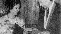 SHIRLEY TEMPLE-BLACK, jak ji při návštěvě Chebska 26. dubna 1990 zachytil objektiv Hraničáře. 