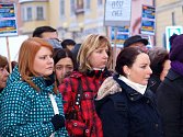 Necelou půlhodinu stávkovaly na  chebském náměstí Krále Jiřího z Poděbrad asi tři stovky státních zaměstnanců.