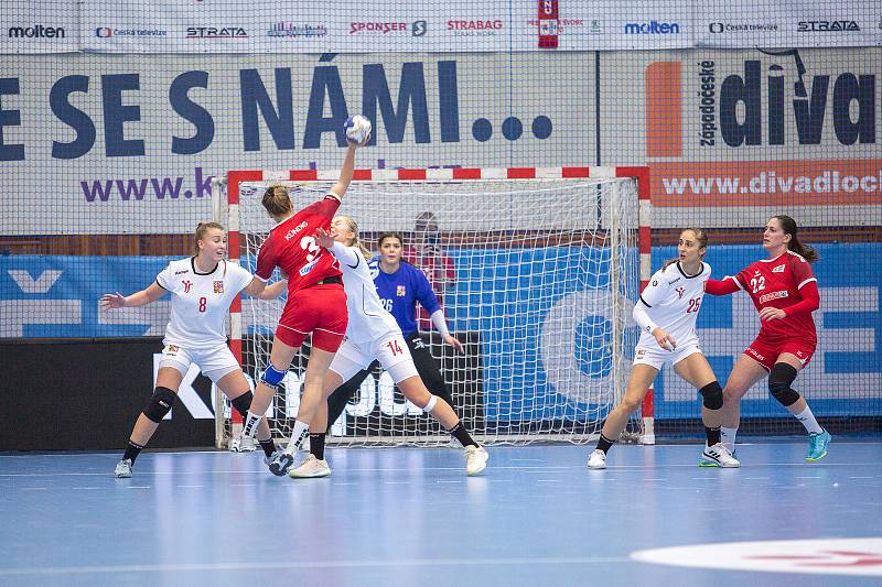 Česká reprezentace v házené žen porazila v úvodním utkání 46. ročníku turnaje "O štít města Chebu" Švýcarsko 35:30.