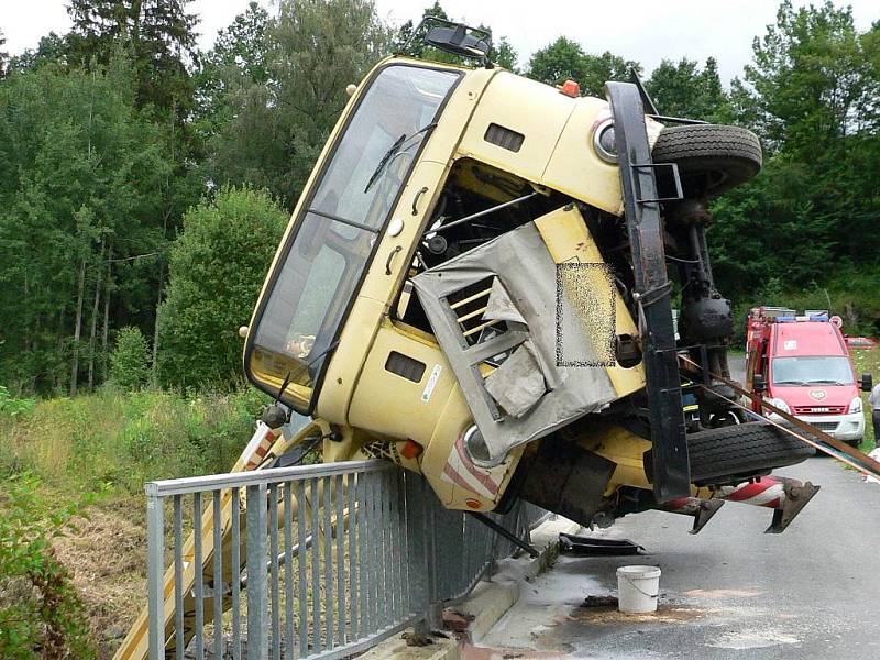 Autojeřáb se převrhnul při vyprošťování bagru