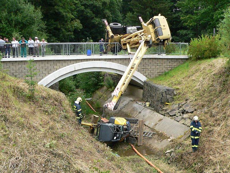 Autojeřáb se převrhnul při vyprošťování bagru