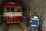 Podle scénáře cvičení integrovaného záchranného systému uvízl ve vlkovickém tunelu motorový osobní vlak