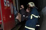 Při cvičení integrovaného záchranného systému právě hasiči vyprošťují z vagónu raněného cestujícího