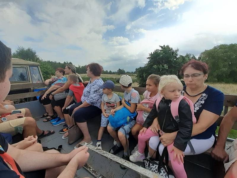 Františkovy Lázně přivítaly v neděli v podvečer plný autobus rodin z Moravy, kde řádilo tornádo. Město uvolnilo čtvrt milionu na týdenní pobyt v lázních a blízkém okolí. Cílem této akce je ulehčit práci vichřicím postiženým rodinám na obnově svých domovů 