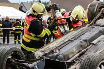 Vozidla si jednotky slavnostně převzaly po skončení oblastní soutěže ve Skalné. Šest jednotek dobrovolných hasičů a tři profesionální sbory závodily ve vyprošťování osob z havarovaných vozidel.
