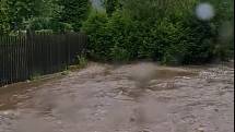 Takhle řádil potok po přívalovém dešti v Podhradí na Chebsku.