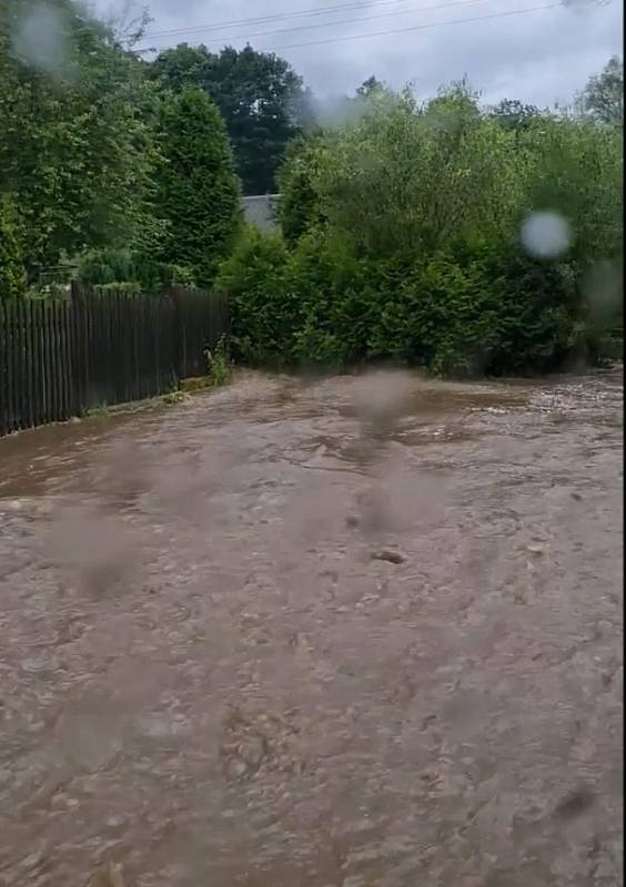Takhle řádil potok po přívalovém dešti v Podhradí na Chebsku.