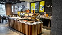 V centru Chebu se v pátek 17. prosince otevřely dveře restaurace McDonald’s. Ta nabízí 90 míst k  sezení uvnitř padesát osm míst na zahrádce, moderní interiér, digitální objednávkové kiosky i objednávky z auta - McDrive.