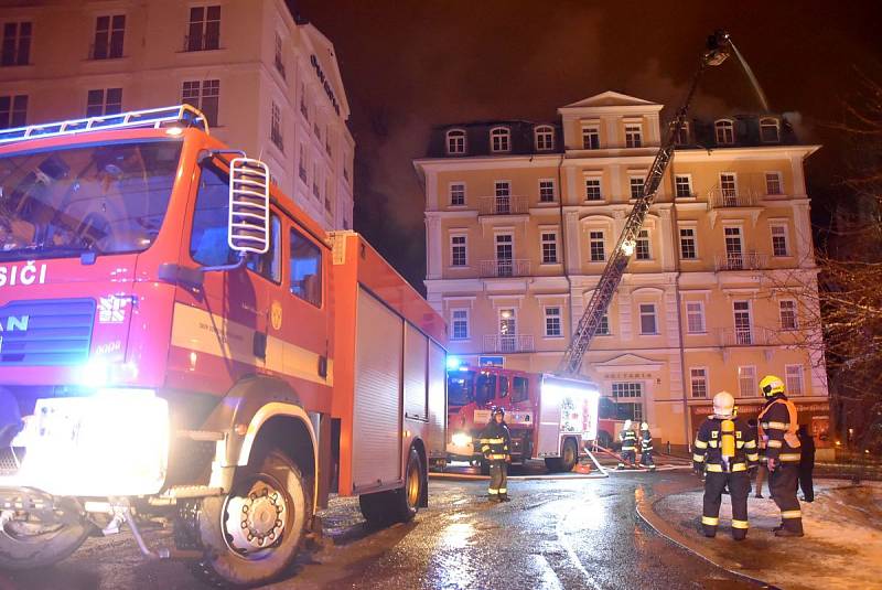 Z místa požáru hotelu.