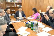 STAROSTA Petr Navrátil  svolal mimořádnou tiskovou konferenci, kde oznámil termín jednání zastupitelstva. 
