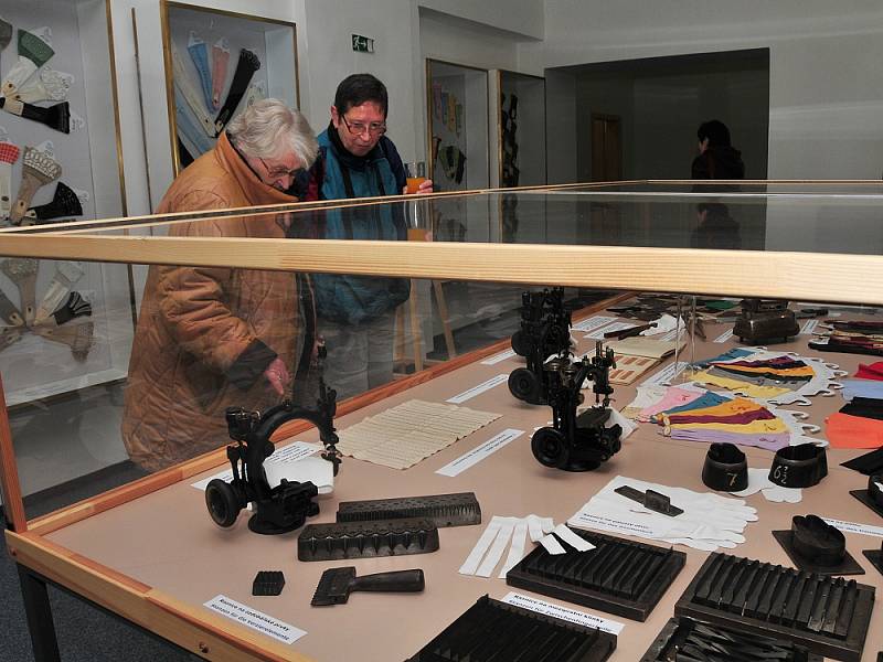 Od konce minulého týdne je v ašském muzeu v Mikulášské ulici k vidění rozšířená výstava s názvem 'Aš na stole a na zdi'. 
