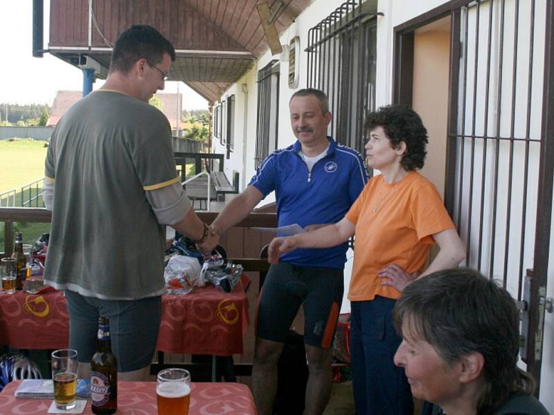 Ludmila Zadranská (vpravo) a ředitel akce Ladislav Špimer (uprostřed) předávají Janu Huckovi ze Skalné ocenění za objev roku. 