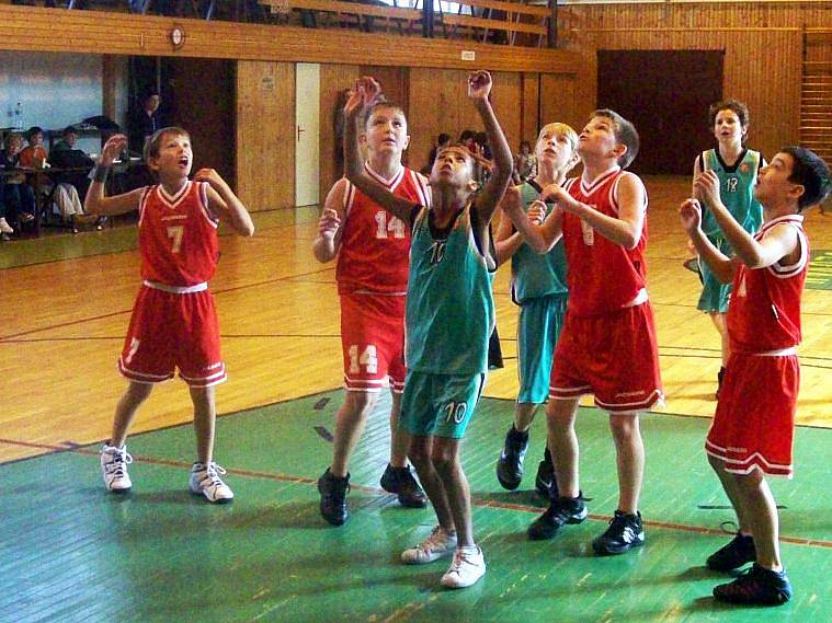 MARIÁNSKOLÁZEŃŠTÍ basketbalisté  Samuel Zabolotnij, Adam Hellmich, Marián Štětka a Kryštof Kovač (zleva ve světle lemovaných trenýrkách) bojují pod košem.    