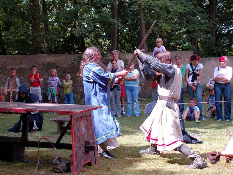 Malé i velké účastníky Letních slavností s pivem v Aši zaujalo umění členů skupiny historického šermu Novica