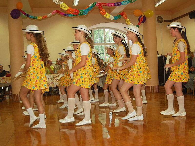 Studenti chebské Integrované střední školy si připravili se svými vychovateli a učiteli opět pestrý a zábavný program v budově bývalého Country Clubu. Konal se zde v pořadí již devátý ročník akce s názvem Intršou. 