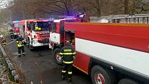 K požáru chalupy v Salajně u Dolního Žandova vyjely čtyři jednotky profesionálních i dobrovolných hasičů.